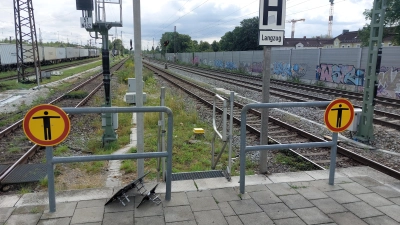 Bis hierher und nicht weiter: Für Bahnanlagen und Gleise gilt aus gutem Grund „Betreten verboten!”. Hier herrscht immer Lebensgefahr. (Foto: bas)