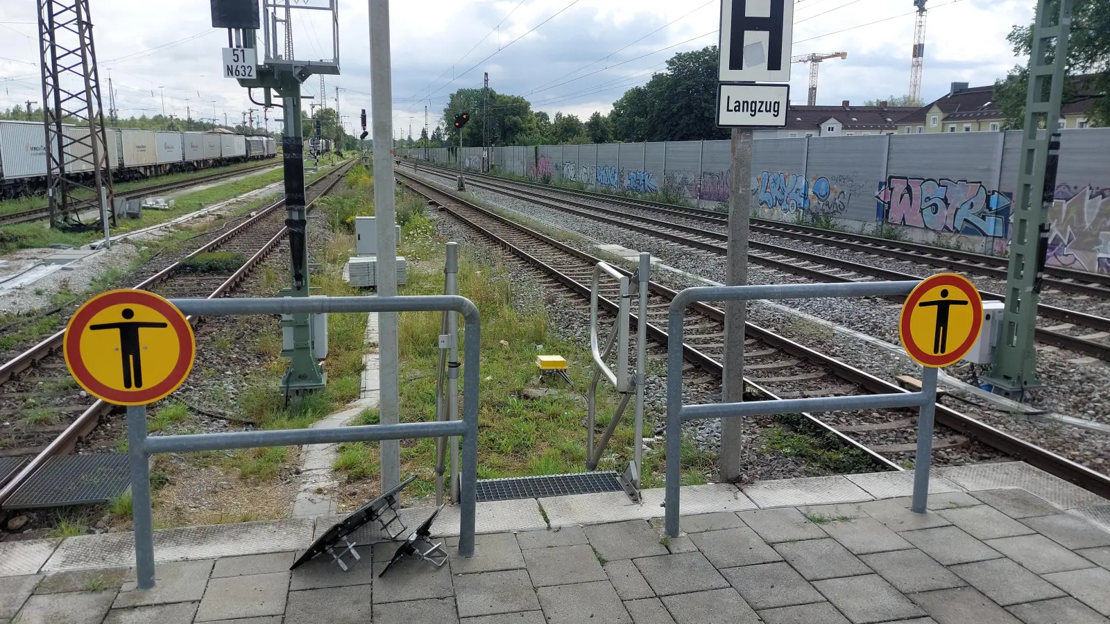 Bis hierher und nicht weiter: Für Bahnanlagen und Gleise gilt aus gutem Grund „Betreten verboten!”. Hier herrscht immer Lebensgefahr. (Foto: bas)