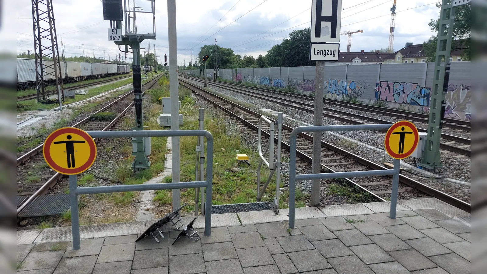 Bis hierher und nicht weiter: Für Bahnanlagen und Gleise gilt aus gutem Grund „Betreten verboten!”. Hier herrscht immer Lebensgefahr. (Foto: bas)