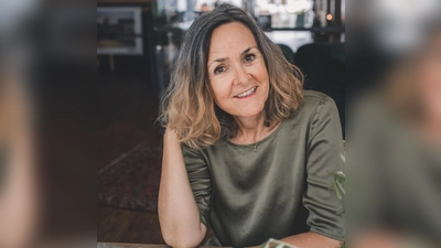 Die Autorin Lisa Graf nimmt ihre Zuhörer mit auf eine spannende Reise in die Vergangenheit. (Foto: Carina Engle)