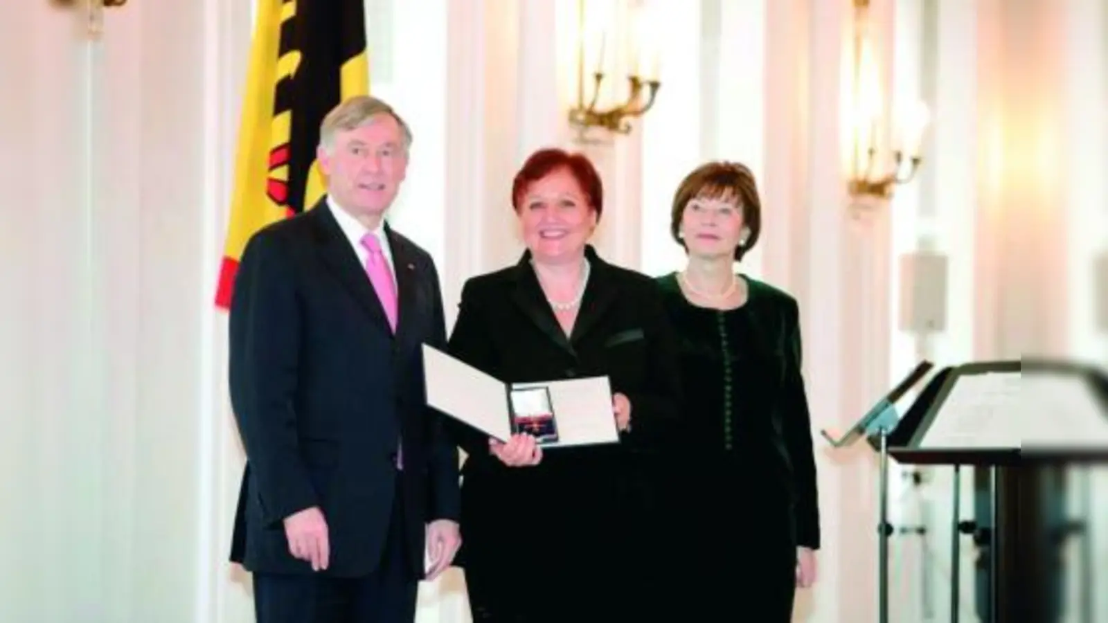 Erika Schindecker (M.) bekam von Horst Köhler (l.) das Bundesverdienstkreuz überreicht. Das Bild zeigt die beiden mit Köhlers Frau Eva in Schloss Bellevue. (Foto: Bildstelle/Presse- und Informa)