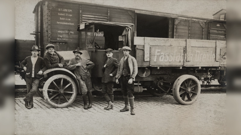 Seinerzeit modernste Technik: Ein Lastwagen der Faßfabrik Drexler (Westendstraße 95 i) am Güterbahnhof mit Arbeitern (Aufnahme von 1920). Ein paar Jahre später wurden in München die ersten Ampeln montiert. (Foto: Stadtarchiv München DE-1992-FS-PK-STB-01684)