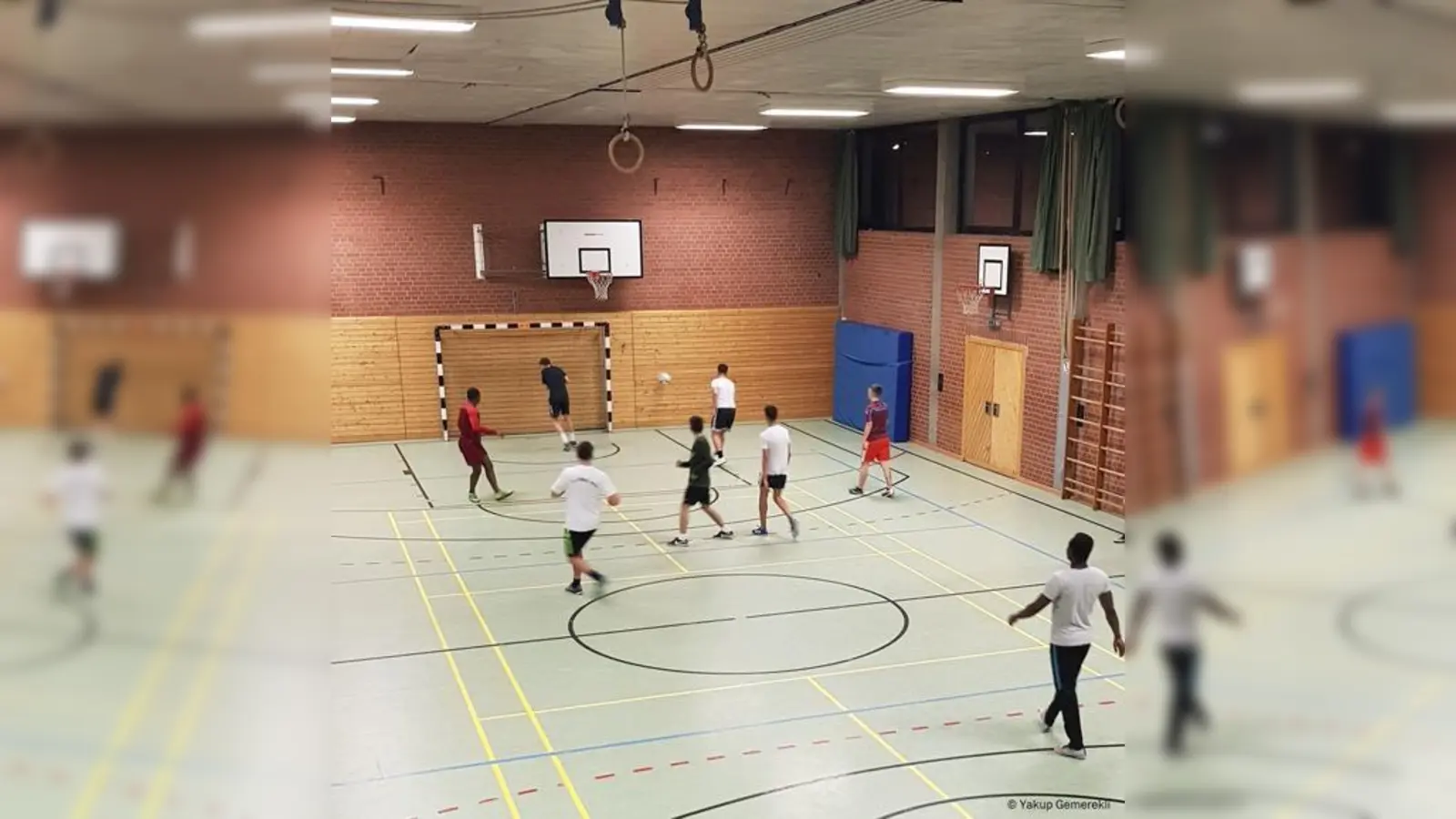 In der Turnhalle der Ludwig-Thoma-Realschule können Jugendliche und junge Erwachsene jeden Freitagabend Hallenfußball oder Basketball spielen.  (Foto: Regsam)