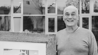 Andreas Hein (r.), hier mit Kulturreferent Hans-Hermann Weinen, präsentiert seine Werke im Herrschinger Rathaus. (Foto: red)