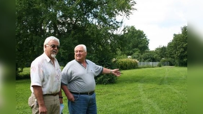 Klaus-Dietrich Lübbe (links), Vorsitzender des Kleingartenvereins SW 52 und sein Vereinsfreund Walter Korger befürchten das Schlimmste, sollte auf der Grünfläche neben ihren Gärten eine Anlaufstelle für Jugendliche eingerichtet werden. (Foto: tg)