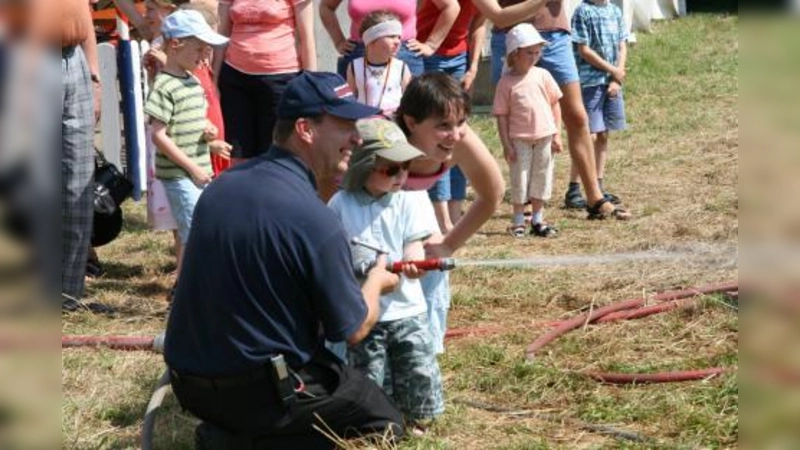Der Samstag gehörte den kleinen Pasingern. Neben Kasperltheater, Kinderschminken, vielen Extras bei den Schaustellern kam heuer erstmalig die Freiwillige Feuerwehr der Stadt München zum Volksfest. Der kleine Arno probte schon mal mit Feuerwehrmann Andreas Abend das treffsichere Löschen. (Foto: US)