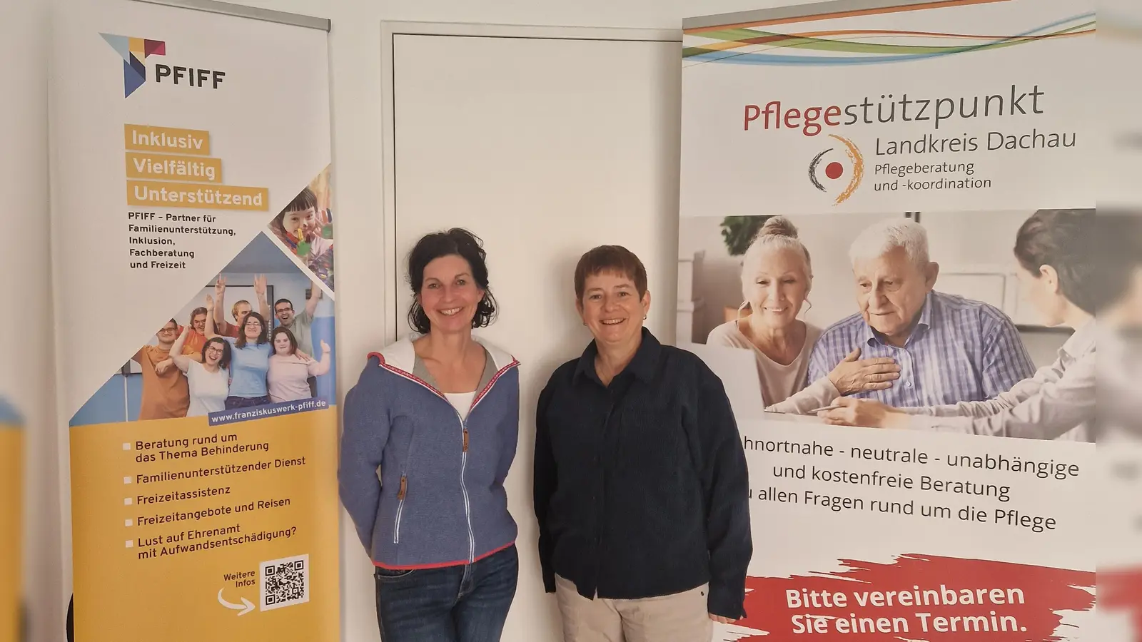 Katrin Loder (l.) von PFIFF und Anke Wolf vom Pflegestützpunkt Dachau informieren über den Pflegegrad bei Kindern und Jugendlichen.<br>  (Foto: Franziskuswerk)
