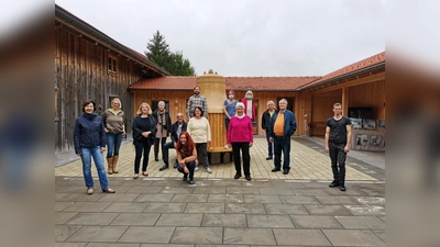 Die Künstler, die am Otterfinger ArcheHof ihre Werke ausstellten, freuten sich über den regen Besuch der Kunstinteressierten. (Foto: VA)