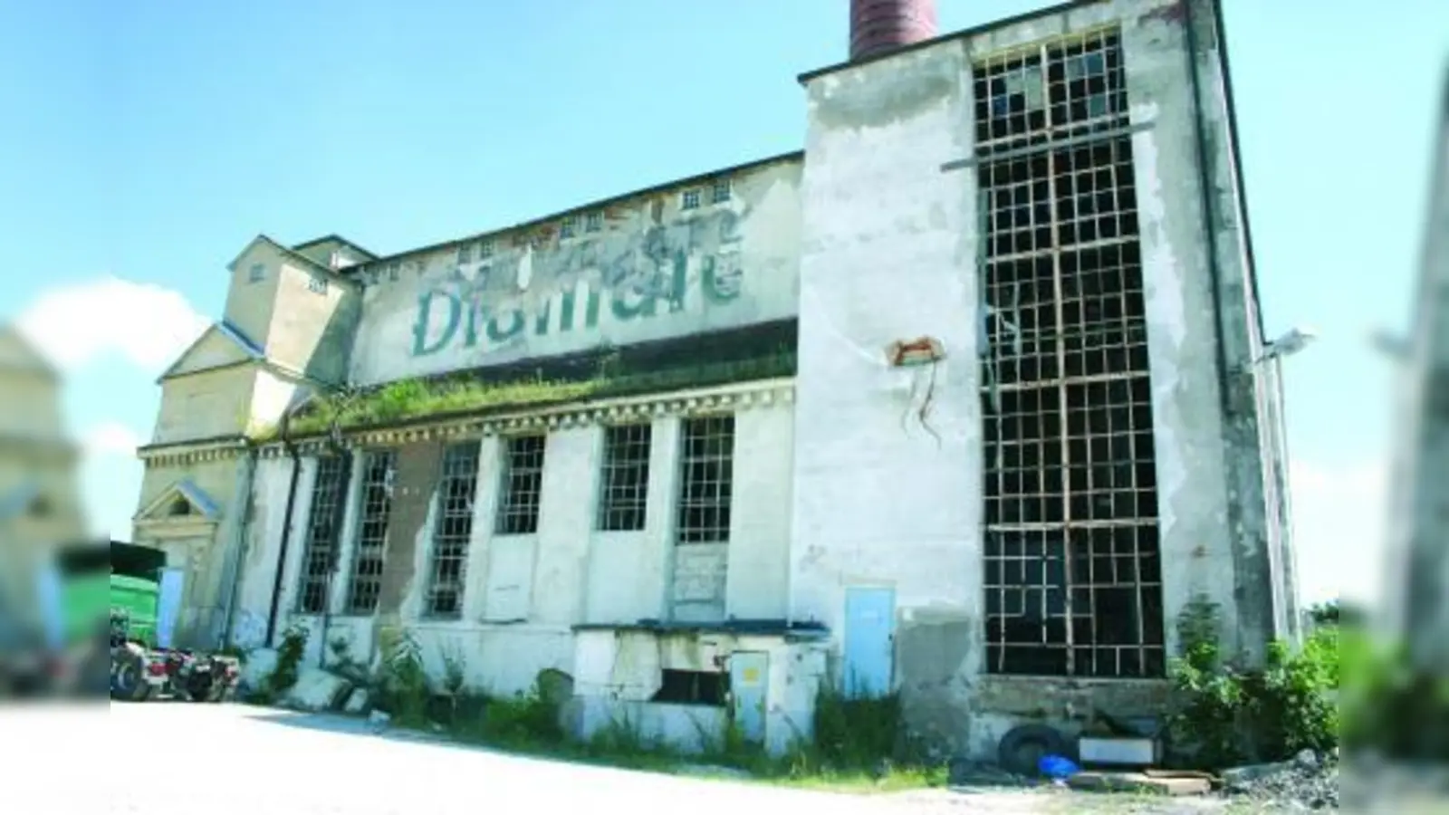 Eines der hoistorischen Gebäude auf dem „Diamalt-Gelände“, das seit Jahren brach liegt. (Foto: ls)
