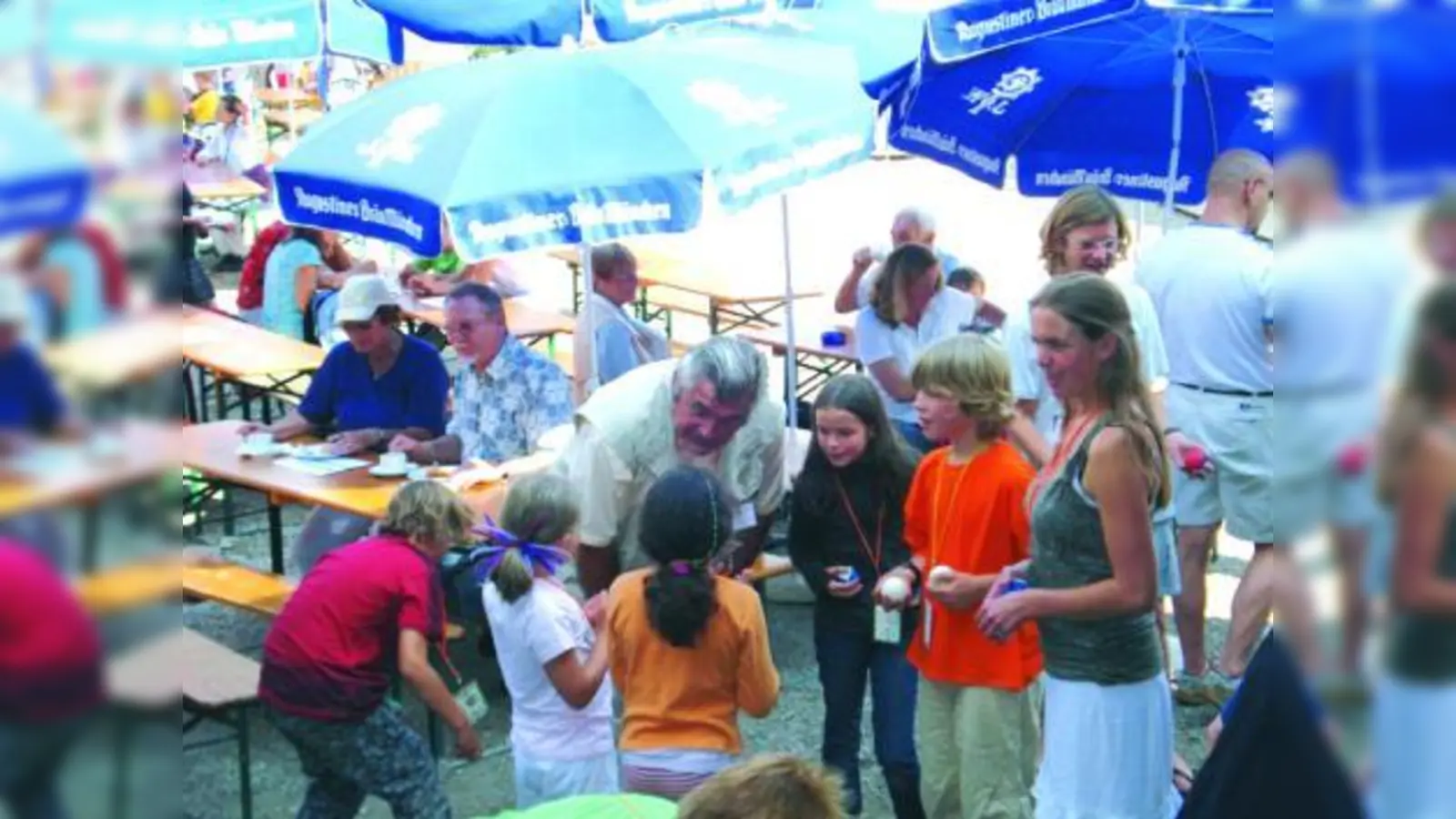 Günther Mack verteilte als kleinen Dank Schokolade an die Kinder. (Foto: Foto: privat)