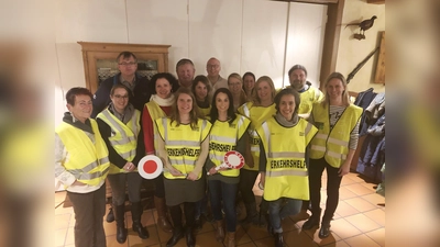 37 Frauen und Männer helfen an Schultagen täglich morgens und mittags den Anzinger Grundschülern beim Überqueren der Straße. (Foto: privat)