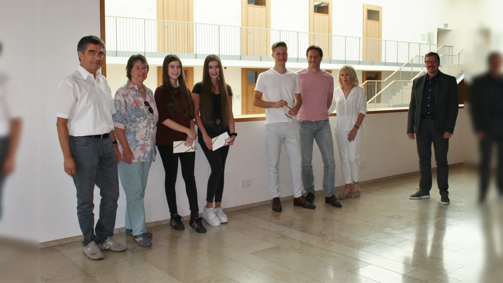 Feldkirchens Erster Bürgermeister Andreas Janson (1.v. rechts) gratulierte Tobias Berleb (4. v. r.), Franziska Wenzel (4.v. l.) und Stefanie Wenzel (3.v. r.) im Beisein ihrer Eltern zum Einser-Abitur. (Foto: Gemeinde Feldkirchen)