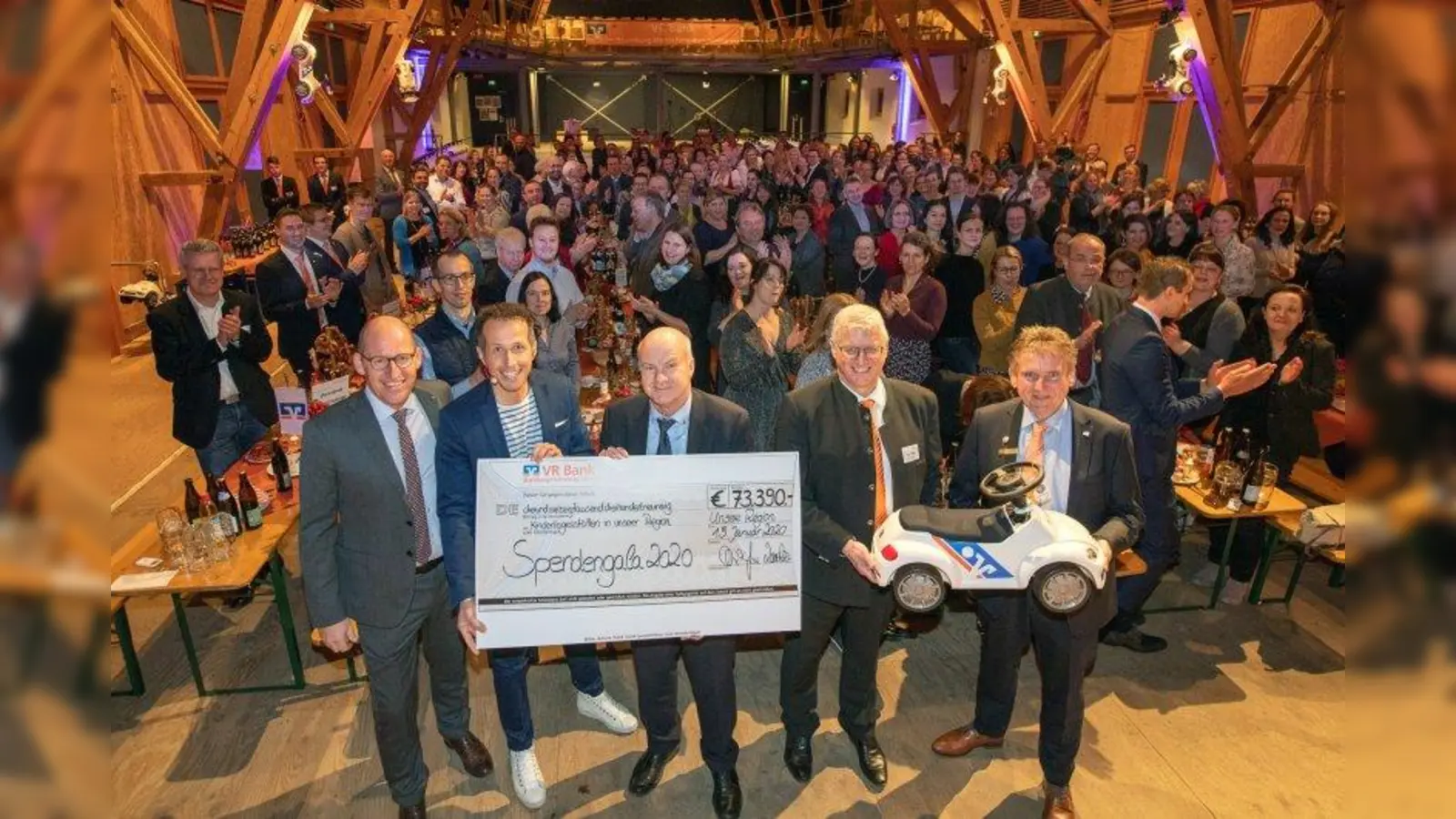 Thomas Vogl (Vorstandsvorsitzender VR Bank), Willi Weitzel, Franz Wenisch und Josef Pölt (VR Bank) und Thomas Pohl (Gewinnsparverein Bayern) bei der Spendengala (von links). (Foto: VR Bank)