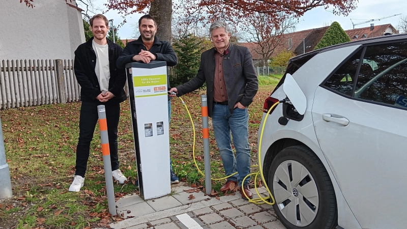 Freuten sich über die neue E-Ladesäule (v.l.): Matthias Nesslauer (Teamleiter Mobilität ESB), Benedikt Friedinger (Amtsleiter und Kämmerer) und Stefan Joachimsthaler (Bürgermeister). (Foto: Gemeinde Alling)