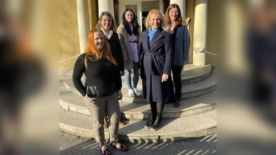 Engagiert für frühkindliche Bildung: Nadin Messerle-Brozio (vorne, 1. Vorstand Villa Kinderbunt e.V.), Barbara Hoffmann-Carls (Vorstandsmitglied), Melanija Zecevic, MdL Julika Sandt und Gertrud Zickgraf (Pädagogische Leitung). (Foto: Sandt)