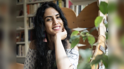 Die Exil-Autorin Atefe Asadi liest aus ihren Texten, die sich mit sozialen, politischen und religiösen Themen der iranischen Gesellschaft beschäftigen. (Foto: Camilo Pacon)