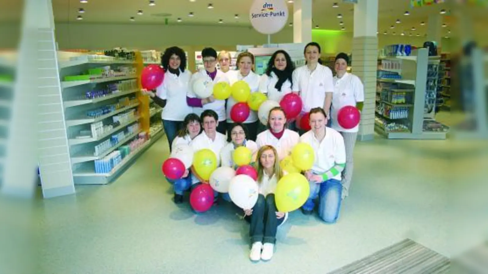 Freuen sich auf die Neueröffnung: Filialleiterin Conny Richter (vorne r.) und ihr Team (hintere Reihe v.l.) Jasmine, Yaverzadeh, Christina Heininger, Christin Ostermann, Katharina Pasberg, Hülya Kücük, Nirzada Karahasan, Sandra Schritt, (vordere Reihe v.l.) Manuela Trapp, Monika Kott, Evangelia Mahri, Manuela Zamfir und (ganz vorne) Pelina Tellioglu. (Foto: ls)