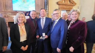 Bei der Ehrung (v.l.) MdL Doris Rauscher, MdL Thomas Huber, Thomas Grundmann von Holly, Staatsminister Florian Herrmann und die Stv. Landrätin Magda Föstl.  (Foto: N. Maier)