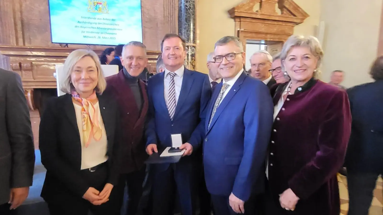 Bei der Ehrung (v.l.) MdL Doris Rauscher, MdL Thomas Huber, Thomas Grundmann von Holly, Staatsminister Florian Herrmann und die Stv. Landrätin Magda Föstl.  (Foto: N. Maier)