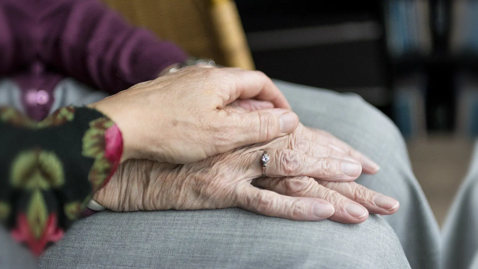 In Krisenzeiten muss keiner alleine sein - zumindest im übertragenen Sinne. Nachbarschaftstreffs koordinieren freiwillige Helfer, die einkaufen oder zur Post gehen. (Foto: CCO)