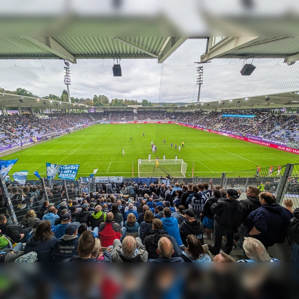Unterstützung von der Tribüne: Löwenfans in Aue. (Foto: M. Forster)