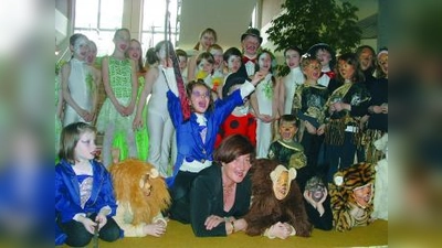 Für die LILALU-Kinder legte sich Christa Stewens auf die Matte. (Foto: bb)
