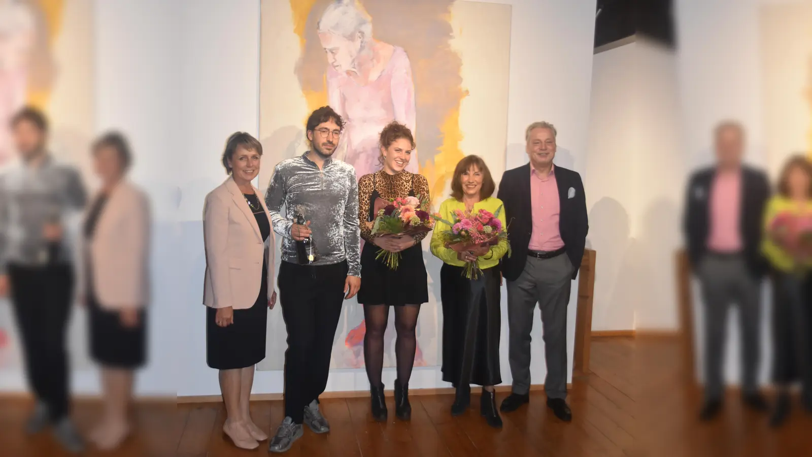 Die stellvertretende Landrätin Martina Drechsler (links) und Dirk Hoogen (Sparkasse Fürstenfeldbruck, rechts) gratulierten den Preisträgern Nick Förster (Zweiter von links), Lena-Maria Stupitzky (Mitte) und Hanna Strahl (Zweite von rechts). (Foto: LRA FFB)
