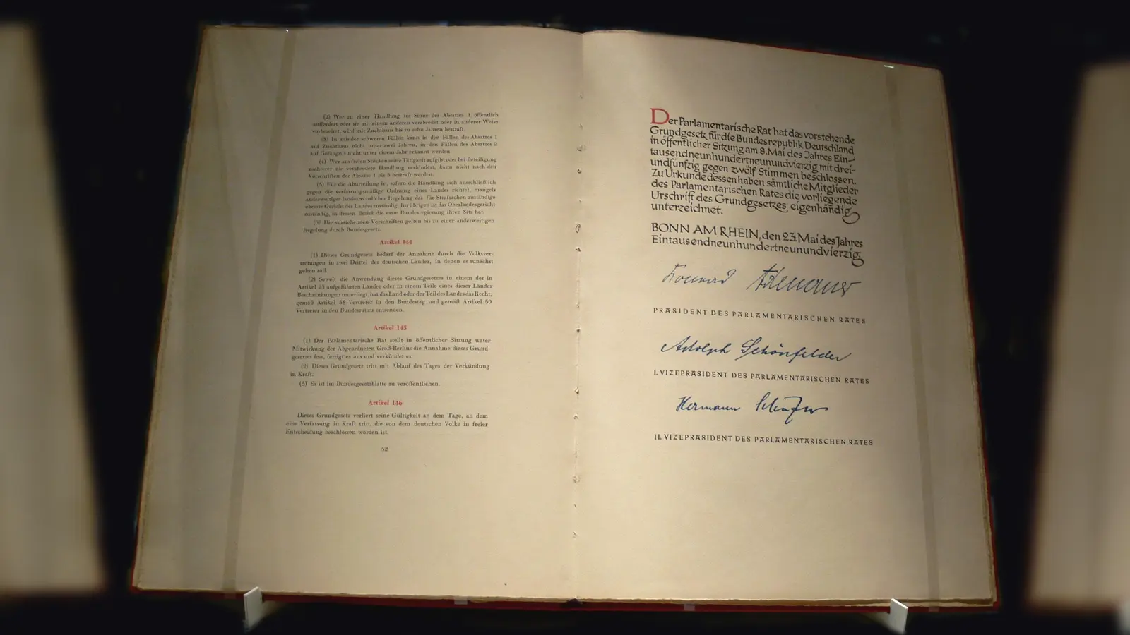 Das Grundgesetz wurde am 23. Mai 1949 verkündet und trat einen Tag später in Kraft. Es ist die Verfassung der Bundesrepublik Deutschland und steht im Rang über allen anderen deutschen Rechtsnormen.  (Foto: gemeinfrei)