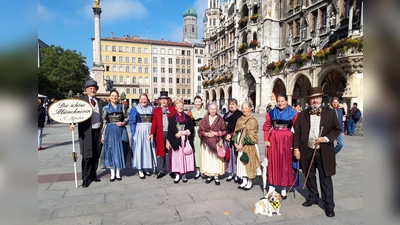 Der Verein „Die schöne Münchnerin e.V.“ in der Kleidung aus der Biedermeierzeit, dem „Münchner Gwand“. (Foto: Die schöne Münchnerin e.V.)