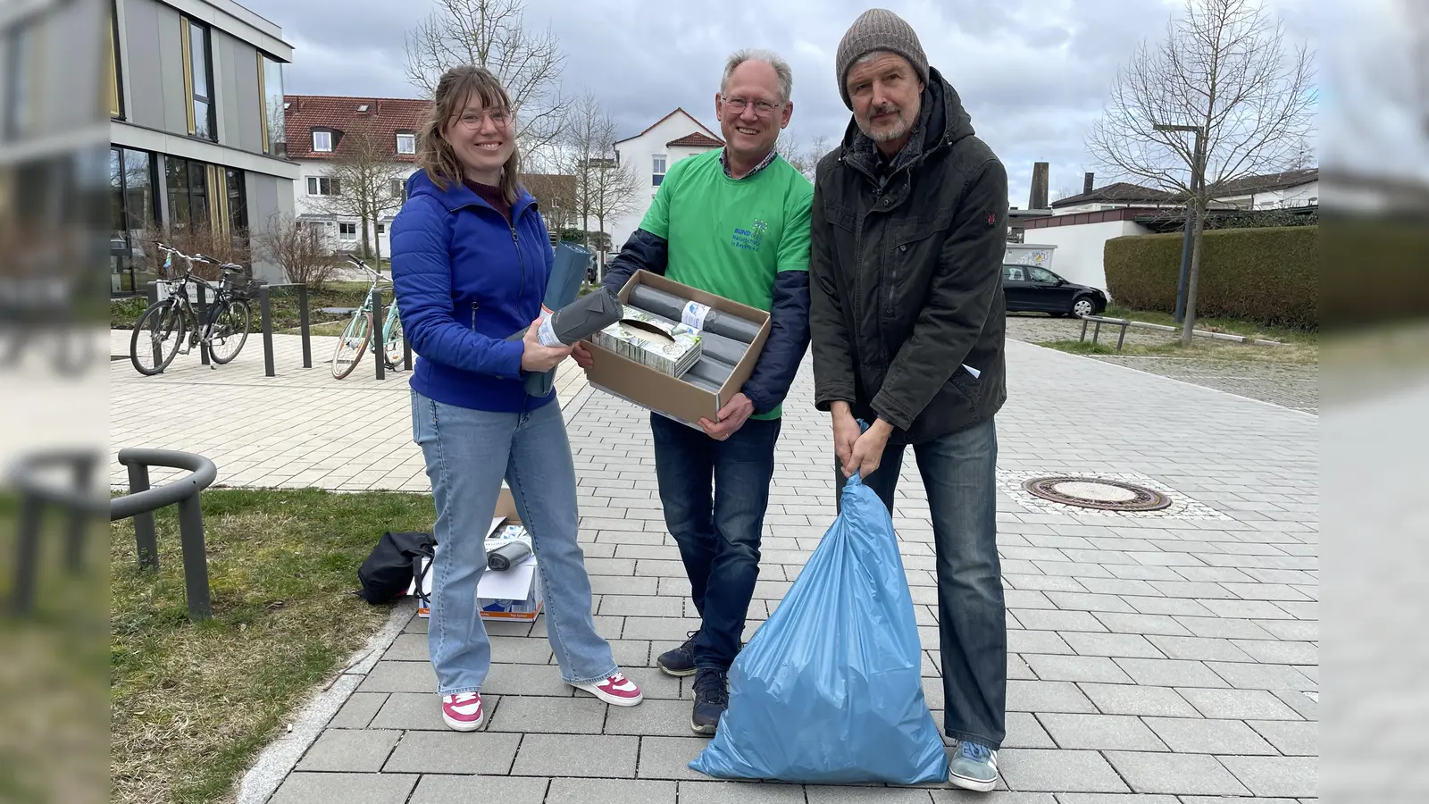 Christine Hammel, Anton Glaser und Herbert Gebauer teilen die Müllsäcke an die Freiwilligen aus. (Foto: pst)