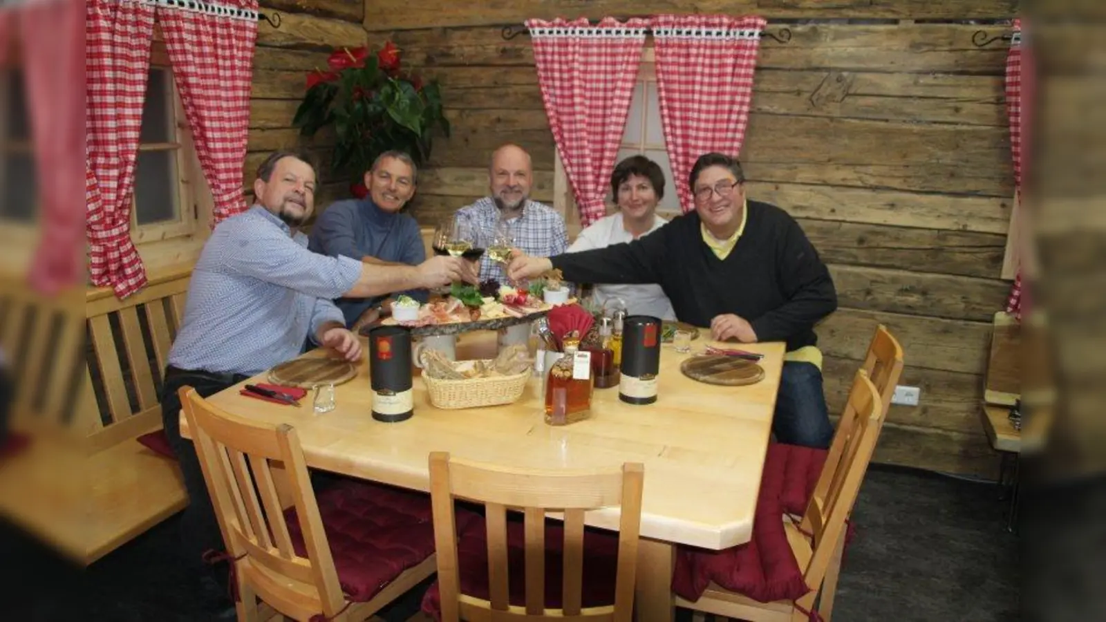 Wirt Franz Padberg (links) stößt mit seinen Gästen an. (Foto: mka)