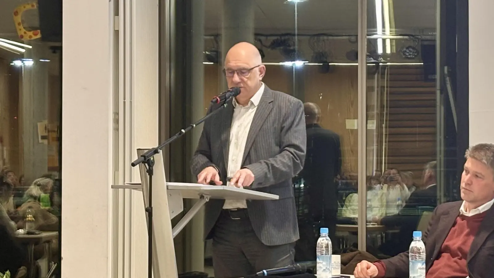 Bezirksausschussvorsitzender Freider Vogelsgesang, Stadtrat Tobias Ruff und Anne Franke von der BA-Geschäftsstelle (v.l.) bei der Bürgerversammlung Obermenzing. (Foto: Ulrike Seiffert)