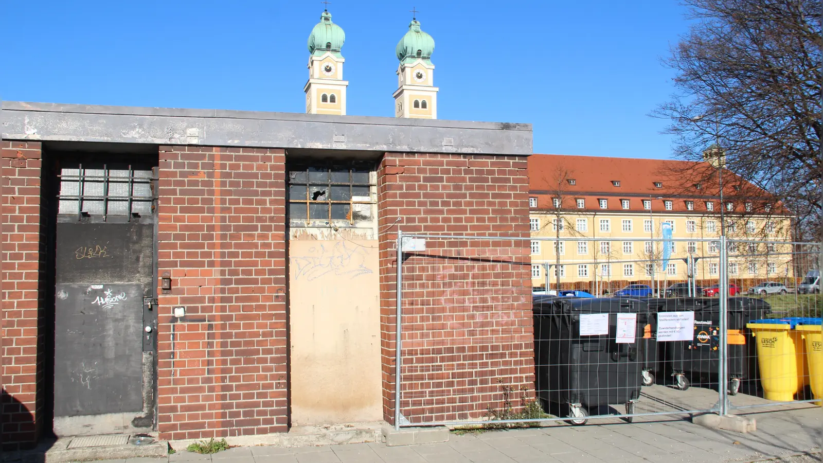Hinter dem Luki-Kiosk, in dem es auch eine Toilette gab, lugt St. Josef hervor. (Foto: job)