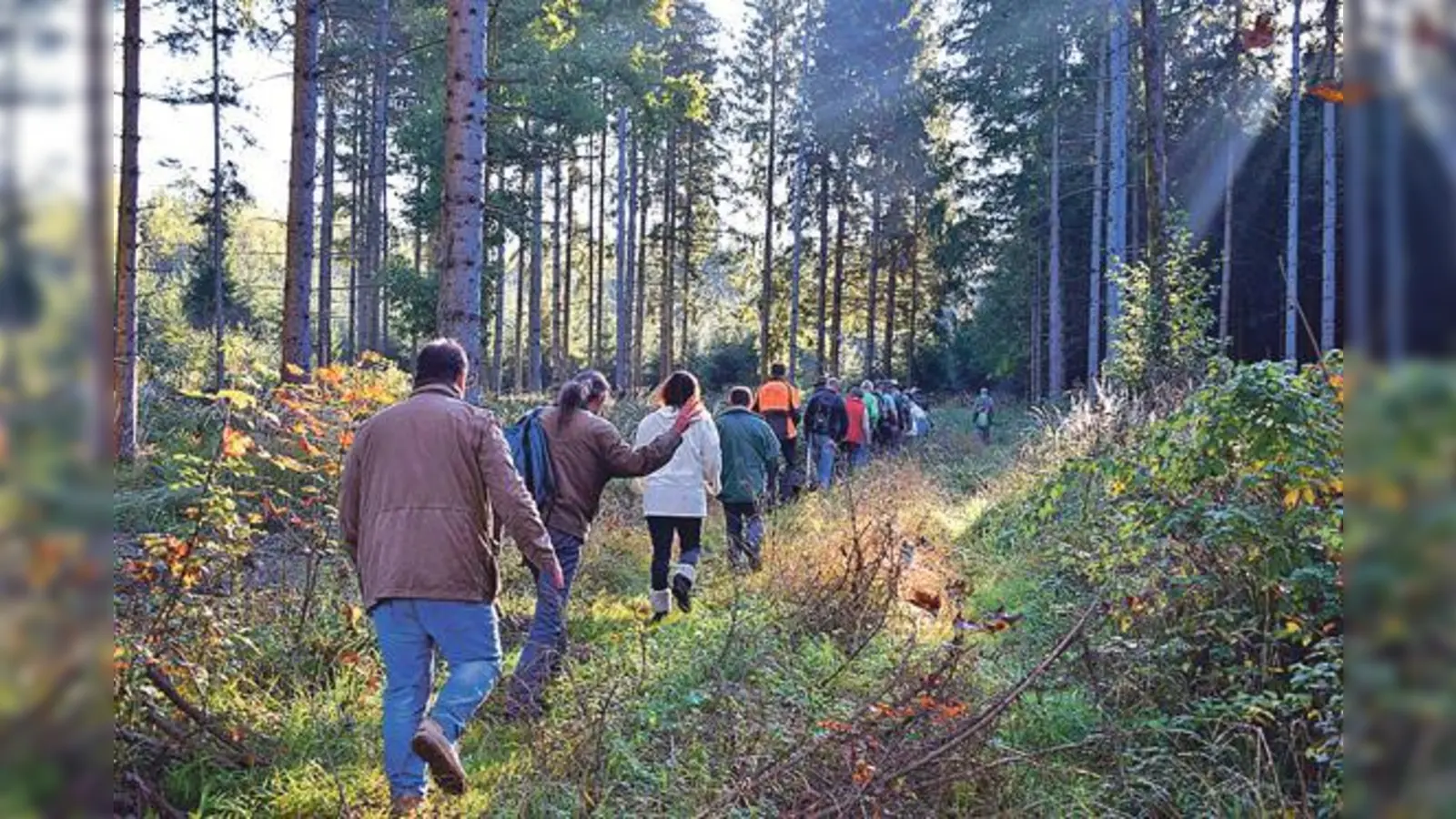 Am Samstag wurden die Grenzabschnitte der Gemeinde abgegangen. 	 (Foto: Wolfgang Mende)