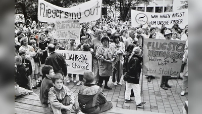 Rund 5.000 Bürger nahmen an der 1. Demo bei der Aktion „Flugstop” teil. 1997 wurde der Flugverkehr eingestellt.  (Foto: Claus Schunk)