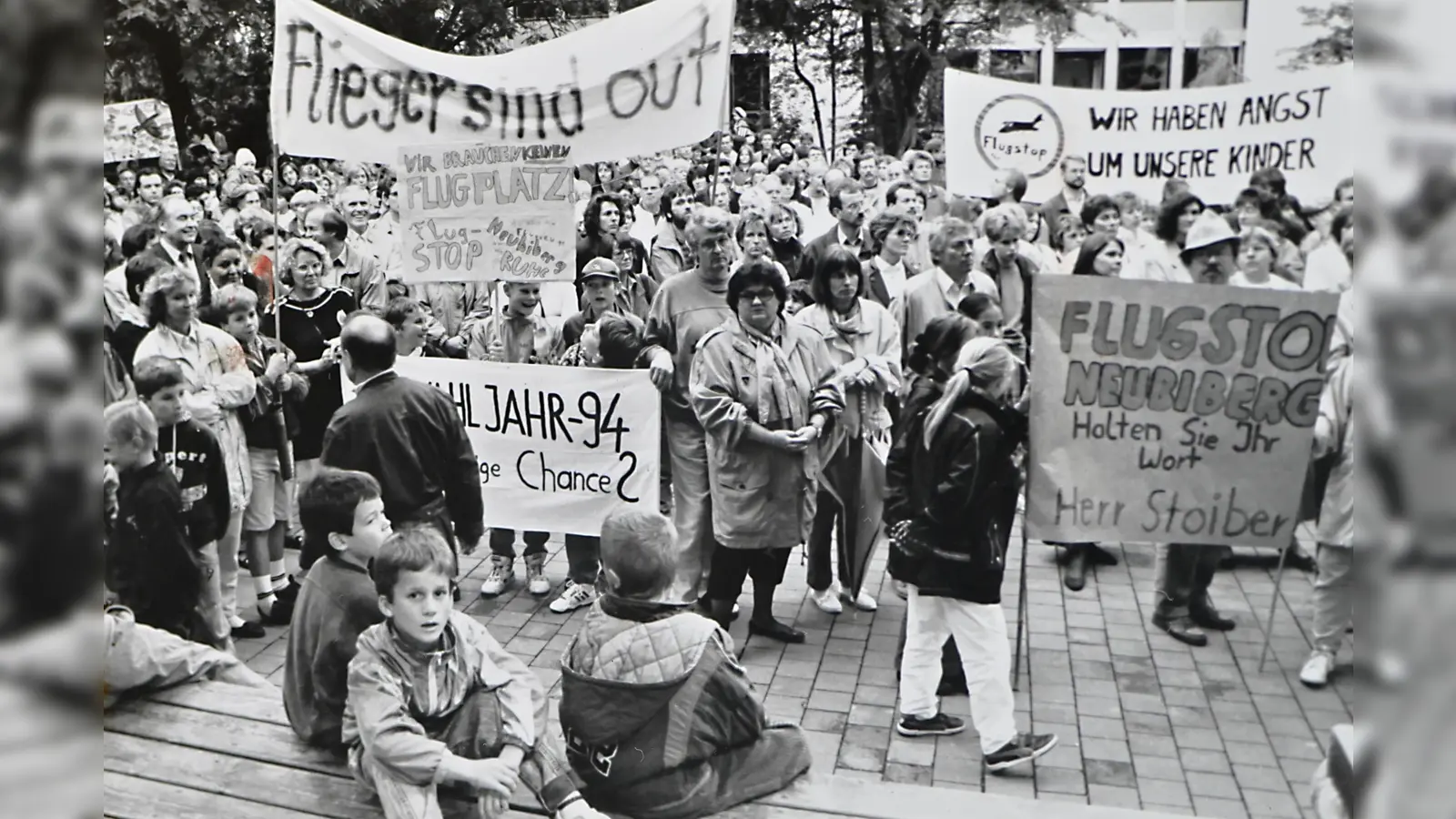 Rund 5.000 Bürger nahmen an der 1. Demo bei der Aktion „Flugstop” teil. 1997 wurde der Flugverkehr eingestellt.  (Foto: Claus Schunk)