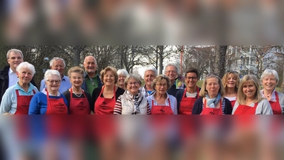 Das Team der ehrenamtlichen Tafelhelfer (im Bild nicht vollständig) holt und verteilt unermüdlich Spenden an Bedürftige. (Foto: NBH)