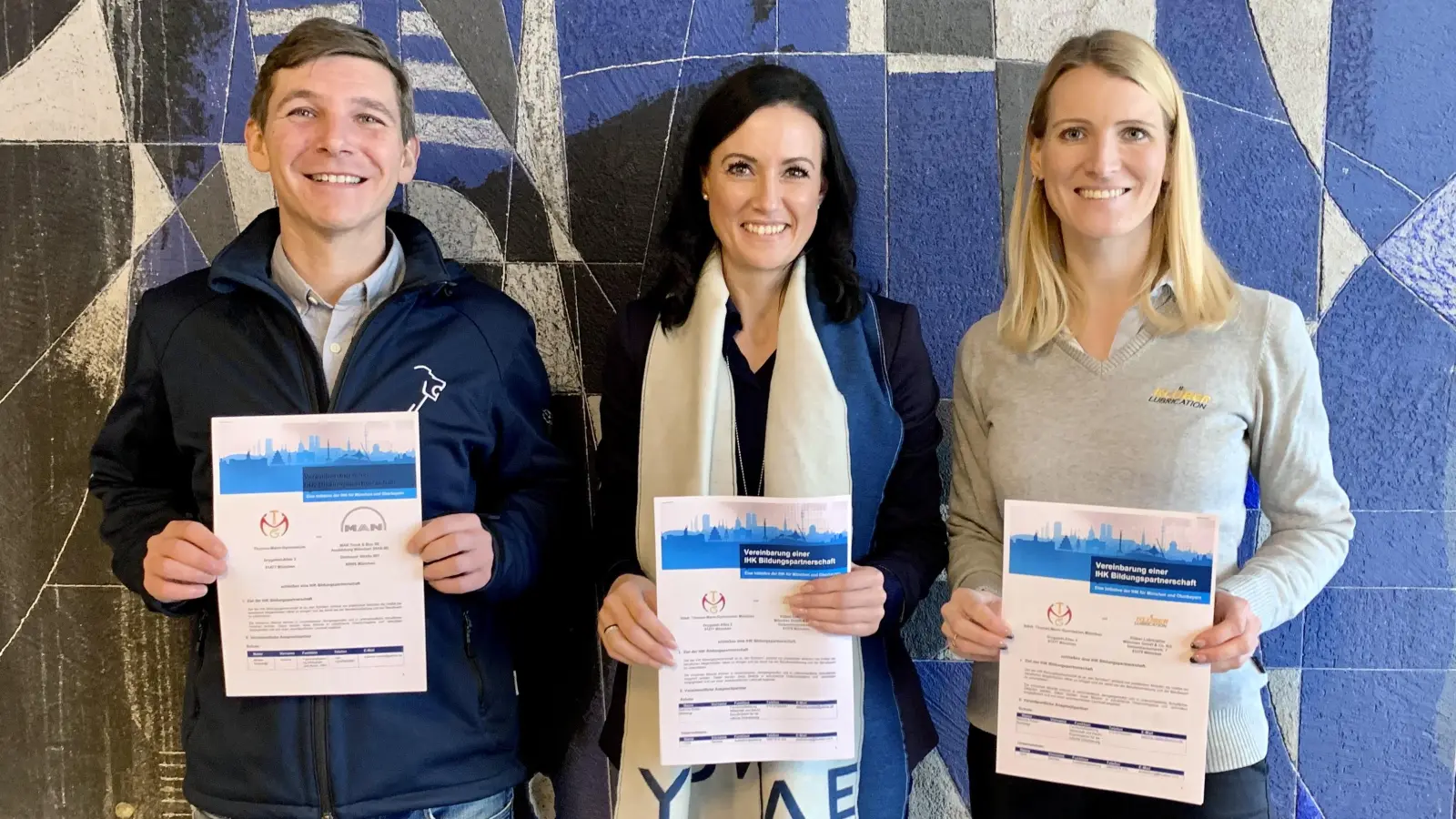 IHK-Bildungspartnerschaft des Thomas-Mann-Gymnasiums mit MAN SE sowie Klüber Lubrication helfen den Schülern: Dustin Panarin von MAN SE (links), Sabrina Röder-Schrangl vom Thomas-Mann-Gymnasium und Daniela Dörk von Klüber-Lubrication (links). (Foto: Andrea Nespithal (IHK München))