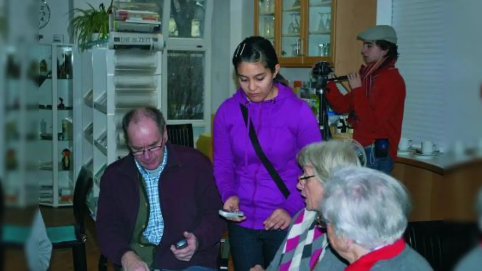 Gina von Complog hilft SeniorInnen beim Umgang mit dem Handy, David von Complog dokumentiert die Veranstaltung. (Foto: Max Hué)