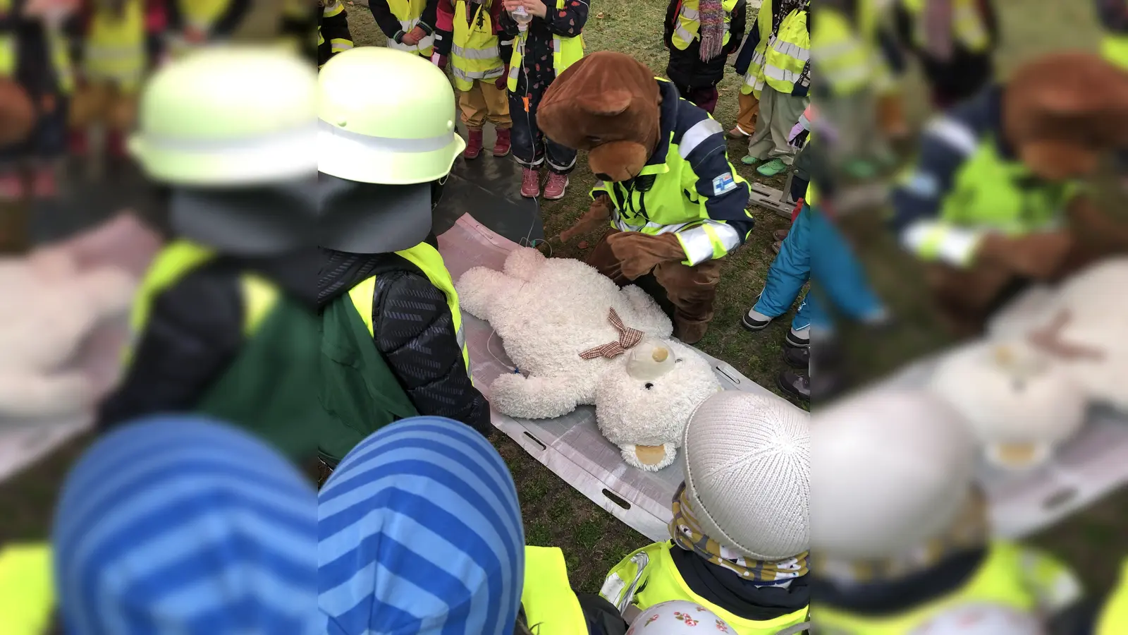 Ihre Kuscheltiere verarzten ließen über 400 Kindergartenkinder in der „Teddybärenklinik”. So erfahren sie, wie im Krankenhaus behandelt wird und haben weniger Angst, wenn sie selbst einmal dort hin müssen.  (Foto: München Klinik)