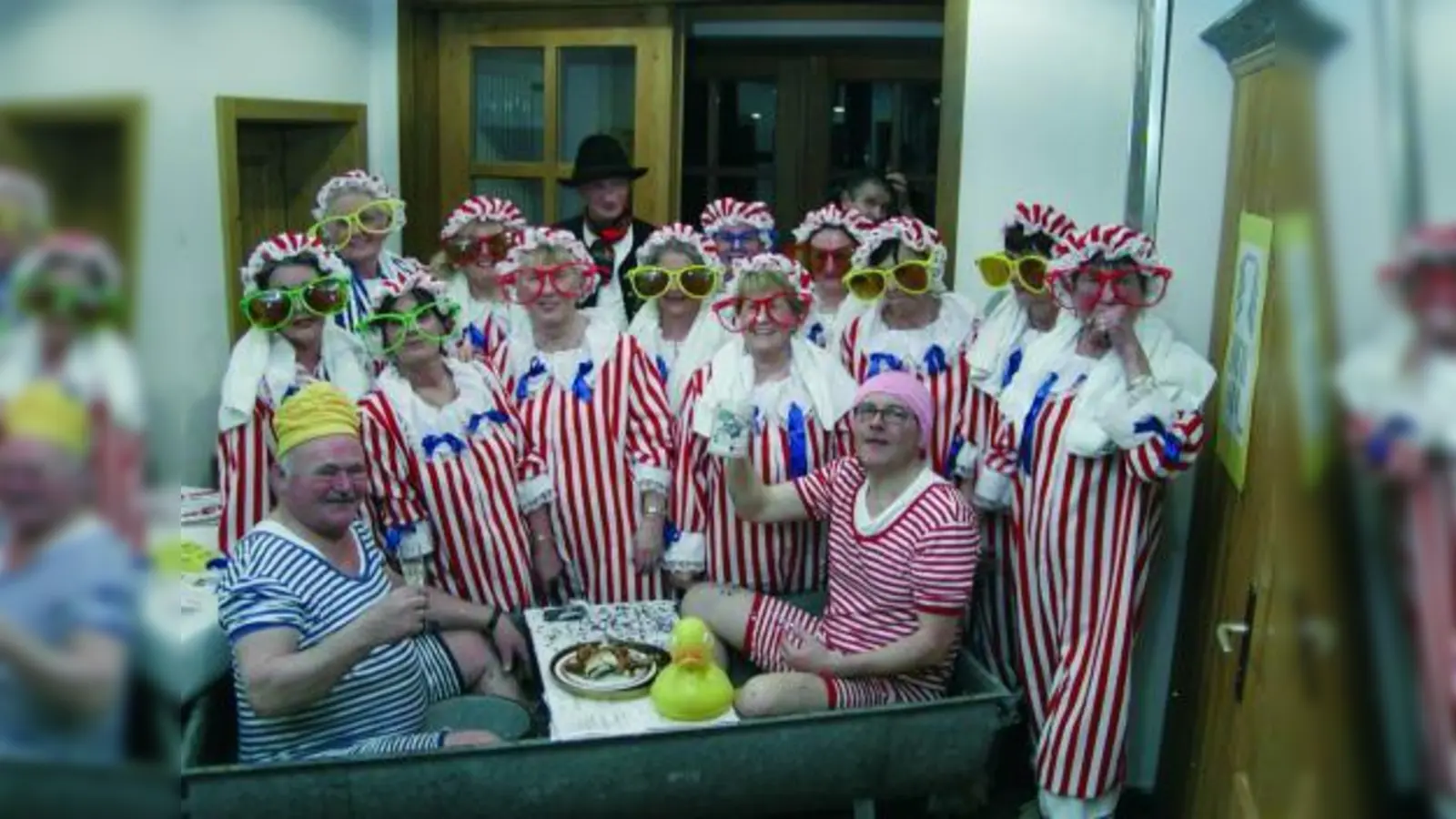Reif für die Badewanne: Kurt von Flott und Lorenz Dimpflmeier und der Frauenbund der Pfarrei Maria Schutz. (Foto: pi)