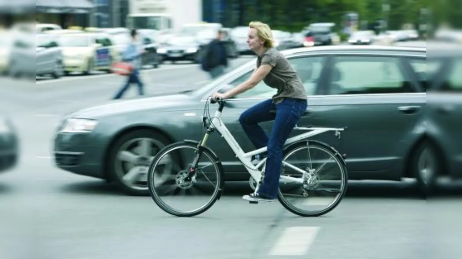 Auto- und Radfahrer müssen sich erst wieder aneinander gewöhnen. Deshalb ist jetzt besondere Rücksichtnahme gefordert. (Foto: www.pd-f.de/r-m)