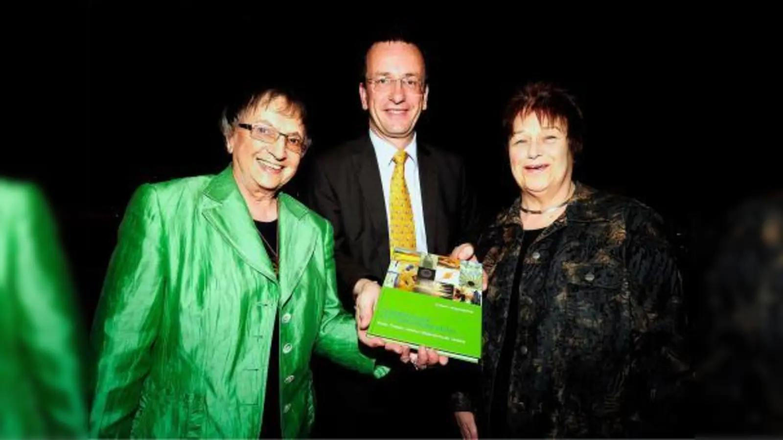 Stolz präsentiert werden die „Germeringer Kulturgeschichten“ hier von Autorin Irmgard Langewiesche, Oberbürgermeister Andreas Haas und Layouterin Ingeborg Schöchlin (von links). (Foto: Günther Reger)