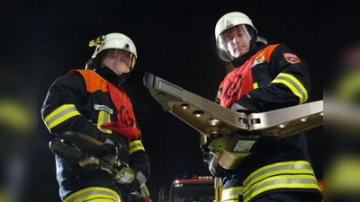 Auch der Einsatz von Spreizer und Schneidgerät wurde geprüft (Foto: ffw)