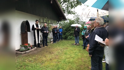 Pfarrer Manuel Kleinhans segnete die „Waldmadonna”, die das Siedlerheim schmückt. (Foto: Privat)