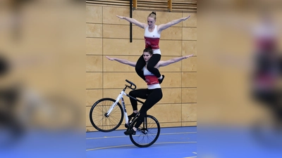 Die neue Schwierigkeit im Program des Duos: Katharina Hupfauer trägt ihre Partnerin Sabine Tausch bei der Figur „Reitsitzsteiger-Schulterstand” auf den Schultern. (Foto: Susanne Schreuer)