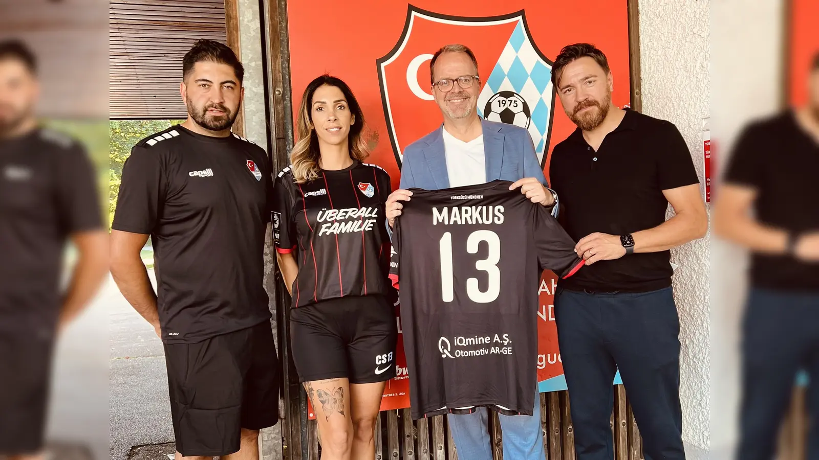 Von links: Türkgücü-Nachwuchsmanager Mustafa Turgut, Frauentrainerin Cansin Sener, MdL Markus Rinderspacher und Vorstand Serdar Yilmaz. (Foto: Verein)