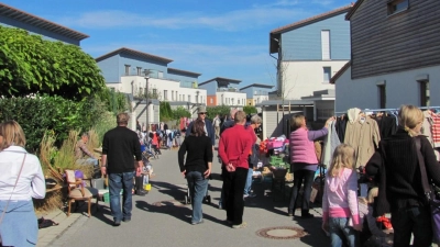 Der Feinerweg in Salmdorf wird am 5. Oktober wieder zum Straßenflohmarkt. (Foto: d’Salmdorfer e.V.)