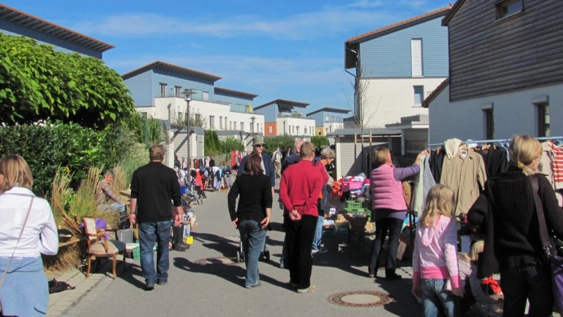 Der Feinerweg in Salmdorf wird am 5. Oktober wieder zum Straßenflohmarkt. (Foto: d’Salmdorfer e.V.)