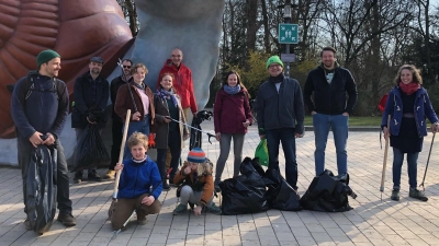 Mit Müllzangen und Abfalltüten: Der Grünen Ortsverband Westend/ Laim lud jüngst zum „Cleanup“ in den Bavariapark ein. (Foto: Grüne Westend/ Laim)